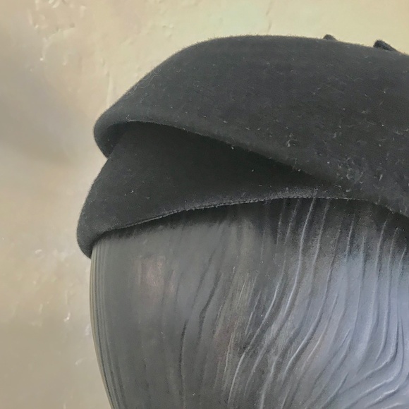 DRAMATIC 1940s BLACK FELT HAT WITH TWO PINK FEATHER SPRAYS AND SMALL BOWS main image 7